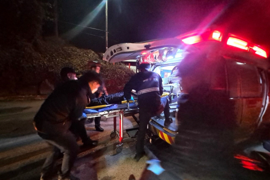 소방당국이 19일 오후 충북 옥천군 동이면에서 엽총 맞은 30대를 병원으로 이송하고 있다. 연합뉴스