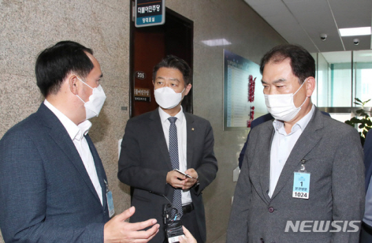 이성우(오른쪽) 천안함 유족회장과  최원일(왼쪽) 전 천안함 함장이 2021년 6월 서울 여의도 국회 더불어민주당 대표실을 방문한 후 당대표 비서실장인 김영호 더불어민주당 의원과 대화하고 있다. 사진공동취재단