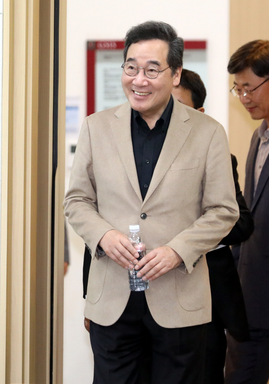 이낙연 전 더불어민주당 대표가 지난달 25일 서울 관악구 서울대학교 국제대학원 국제회의실로 강연을 위해 들어서고 있다. 이날 이 전 대표는 서울대 통일평화연구원 주최 세미나에서 ‘대한민국 생존전략‘을 주제로 강연했다. 뉴시스