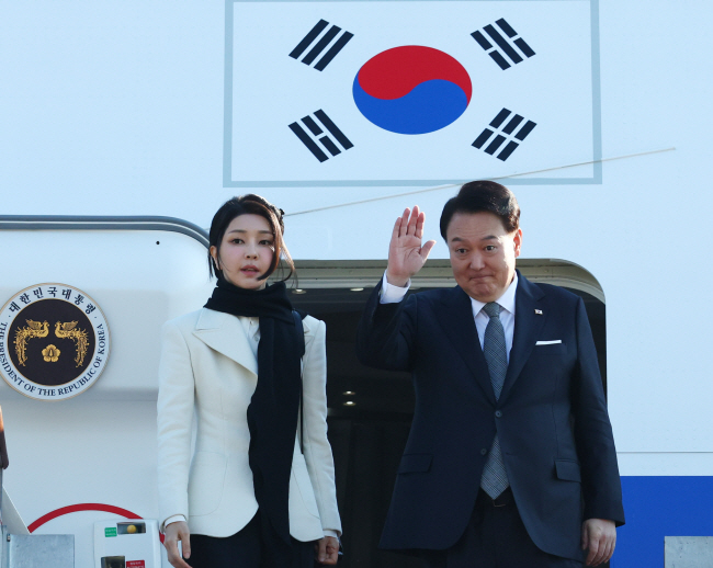 윤석열 대통령과 부인 김건희 여사가 20일 영국 국빈 방문 및 프랑스 방문을 위해 경기 성남 서울공항에서 전용기인 공군 1호기에 탑승하기 직전 출국 인사를 하고 있다.  뉴시스