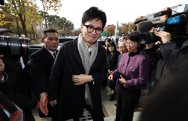 내년 4월 국회의원 총선거를 앞두고 총선 차출론이 나오는 한동훈(가운데) 법무부 장관이 지난 17일 대구 수성구 스마일센터를 방문하고 있다. 연합뉴스