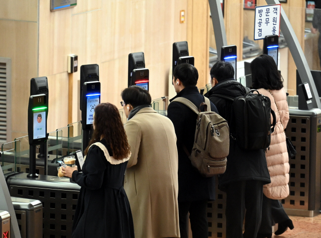 기획재정부와 산업통상자원부 등 핵심 정부부처 공무원들이 공직을 떠나 민간으로 대거 이탈하고 있다. 특히 산업부의 경우 2019년 15명이었던 이직 공무원이 올해는 벌써 27명에 달하는 것으로 집계된 가운데, 20일 오전 정부서울청사에 공무원들이 출근하고 있다. 박윤슬 기자