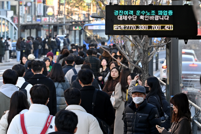민주노총 공공운수노조 경기지부 경진여객지회가 오전 4시 30분부터 10시까지 파업을 진행한 20일 오전 서울 동작구 사당역 버스정류장 전광판에 파업 안내 문구가 나오고 있다. 백동현 기자