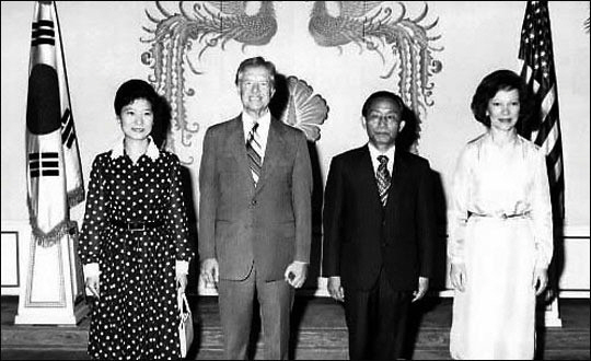 1979년 6월 30일 청와대에서 한·미 정상회담을 한 후 박정희(오른쪽 두 번째) 당시 대통령과 박근혜(왼쪽) 영애가 지미 카터(왼쪽 두 번째) 미국 대통령 부부와 기념촬영을 했다. 박근혜 전 대통령 회고록에 의하면, 로절린 여사는 당시 카터 행정부가 추진하던 주한미군 철수에 대한 한국 측의 반대 의견을 경청한 후 카터 대통령에게 이를 전달했다고 한다. 자료사진