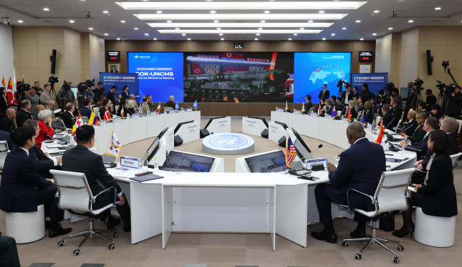 지난 14일 오전 서울 용산구 국방부 대회의실에서 열린 한·유엔사 회원국 국방장관회의에서 참석자들이 북한 관련 영상을 보고 있다. 사진공동취재단