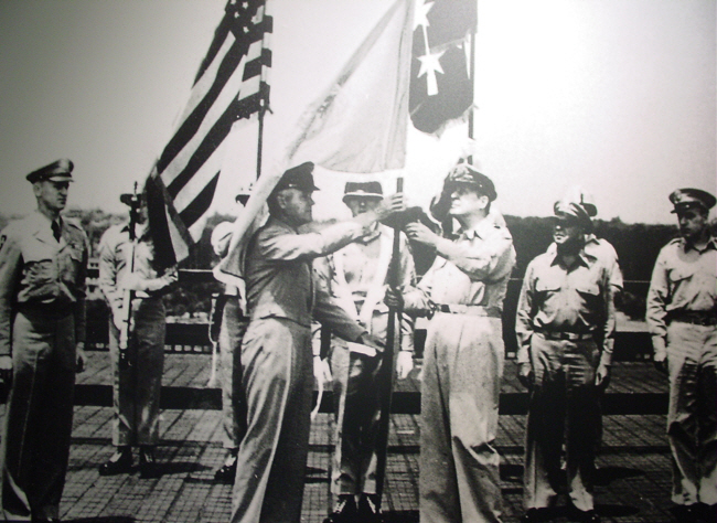 1950년 7월 24일 일본 도쿄에서 열린 유엔군사령부 창설식에서 초대 사령관인 더글러스 맥아더(앞줄 오른쪽) 원수가 유엔기를 넘겨받고 있다. 유엔사 SNS