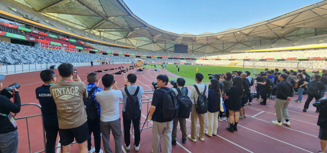 한국과 중국의 2026 북중미월드컵 아시아 2차예선 2차전을 하루 앞둔 20일 중국 광둥성의 선전 유니버시아드 스포츠센터에서 중국 취재진이 공식 훈련을 진행 중인 대한민국 선수단을 살피고 있다.  연합뉴스