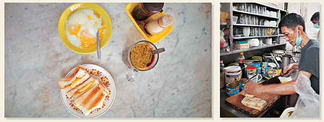왼쪽 사진은 카야잼을 바른 ‘카야토스트’와 수란, 버터커피를 곁들인 세트메뉴. 오른쪽은 싱가포르의 노포 커피집 ‘힙셍롱’ 주방에서 카야토스트를 만드는 모습.