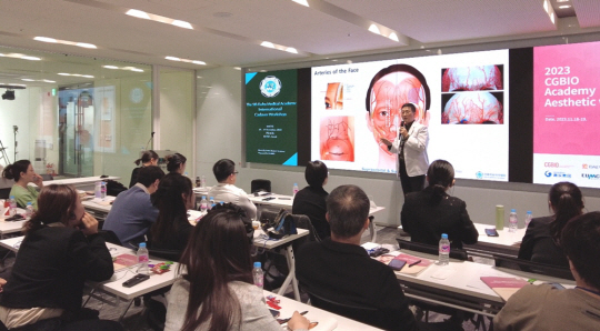 2023 CGBIO 아카데미 에스테틱 위크에서 한승호 이화의료아카데미 원장이 강의를 진행하고 있다. 시지바이오 제공