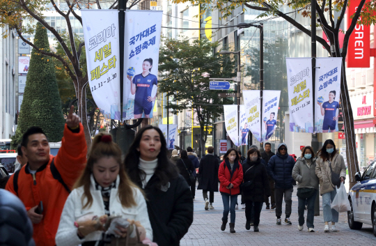 지난 12일 서울 명동 거리가 시민과 관광객들로 북적이고 있다. 연합뉴스