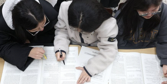 2024학년도 대학수학능력시험 다음날인 17일 한 여자고등학교 3학년 교실에서 수험생들이 가채점하고 있다. 연합뉴스