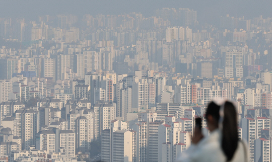 지난 19일 서울 남산에서 내려본 서울 아파트단지. 연합뉴스