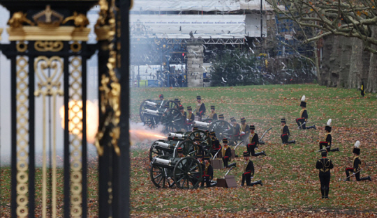 21일(현지시간) 런던 호스가즈 광장에서 열린 윤석열 대통령과 부인 김건희 여사 영국 국빈 방문 공식환영식에서 예포 발사를 하고 있다. 뉴시스