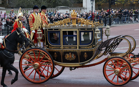 영국을 국빈 방문한 윤석열 대통령과 찰스 3세 영국 국왕이 탑승한 마차가 21일(현지시간) 런던 호스가즈 광장에서 열린 공식환영식이 끝난 뒤 버킹엄궁으로 향하고 있다. 연합뉴스