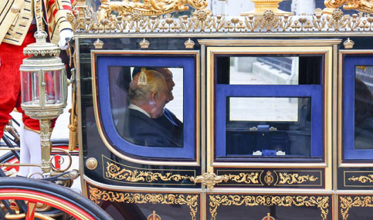 영국을 국빈 방문 중인 윤석열 대통령이 21일(현지시간) 찰스 3세 국왕과 함께 마차를 타고 런던 버킹엄궁으로 들어서고 있다. 뉴시스