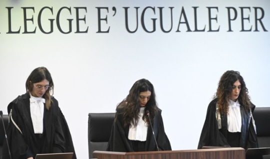 20일(현지시간) 이탈리아 남부 칼라브리아주의 라메치아 테르메 지역에서 열린 이탈리아 마피아 조직 은드랑게타 재판에서 브리지다 카바시노 판사(가운데)가 판결문을 읽고 있다. AP 연합뉴스