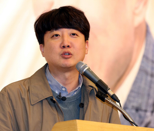 이준석 전 국민의힘 대표가 20일 오후 서울 여의도 국회도서관 대강당에서 열린 하태경 의원의 ‘여의도 렉카’ 출판 기념회에서 축사를 하고 있다. 뉴시스