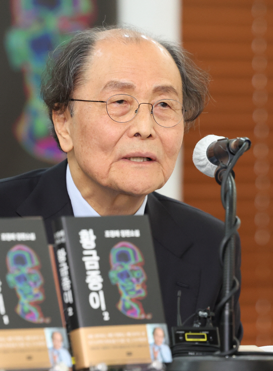 조정래 작가가 20일 오전 서울 중구 프레스센터에서 열린 신작 ‘황금종이’ 출간 기념 기자간담회에서 발언하고 있다.뉴시스