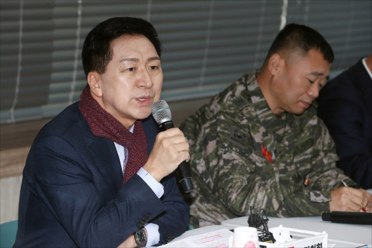 김기현(왼쪽) 국민의힘 대표가 21일 경기 김포 해병대 제2사단 청룡회관에서 열린 해병대 초급간부 및 군 가족 간담회에서 인사말을 하는 모습. 뉴시스
