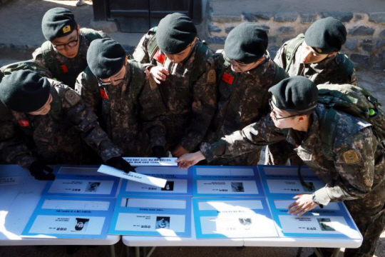 육군훈련소 훈련병들이 충남 논산시 선샤인랜드 세트장에서 ‘호국정신 계승 팀 미션 체험학습’ 훈련 중 호국영웅들의 업적과 어록을 맞추고 있다. 국방일보 제공