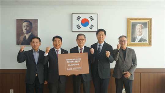 해군사관학교총동창회가 21일 이승만대통령 기념재단 사무국에 기부금 2765만 7000원을 전달하고 있다. 왼쪽부터 김군기 기념재단 사무국장, 구옥회 총동창회 회장, 김황식 기념재단 이사장, 정석균 총동창회 사무총장, 이윤생 이승만대통령기념관 건립추진위원. 이승만대통령 기념재단 제공