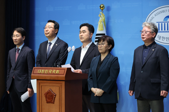 더불어민주당 이원욱(왼쪽부터), 윤영찬, 김종민, 조응천 의원이 지난 16일 국회 소통관에서 ‘원칙과 상식’ 출범 기자회견을 하고 있다. 연합뉴스