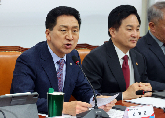 김기현(왼쪽) 국민의힘 대표가 21일 국회에서 열린 노후계획도시 정비특별법 연내 통과 촉구를 위한 주민간담회에 참석해 발언하고 있다. 연합뉴스