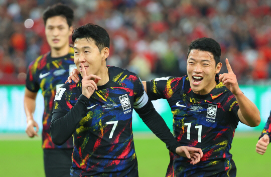 손흥민(왼쪽)이 21일 중국 광둥성의 선전 유니버시아드 스포츠센터에서 열린 2026 북중미 월드컵 아시아 2차예선 C조 2차전에서 전반 11분 선제골을 넣은 후 황희찬과 함께 세리머니를 펼치고 있다. 연합뉴스