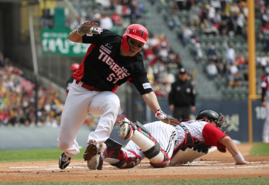 KBO리그 LG와 원정 경기 도중 몸을 날려 홈으로 쇄도하는 고종욱. 뉴시스