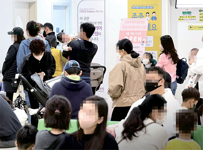 소아과 의사 부족 등으로 ‘소아과 오픈런’이 일상화되고 있는 가운데 독감 유행이 기승을 부리기 시작한 지난달 30일 서울 성북우리아이들병원 로비가 진료 순서를 기다리는 어린이들과 보호자들로 가득 차 있다. 연합뉴스