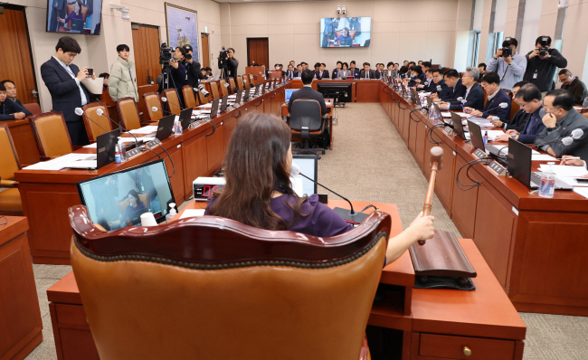 이재정(맨 앞 가운데) 국회 산업통상자원중소벤처기업위원장이 지난 20일 여당의원들이 불참한 가운데 의사봉을 두드리며 회의를 진행하고 있다.  연합뉴스