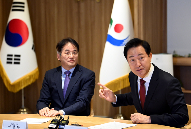 오세훈(오른쪽) 서울시장이 21일 오전 서울시청 집무실에서 이동환 경기 고양시장과 만나 서울 편입에 대한 고양시 공식 입장을 청취하기 전 모두발언을 하고 있다.  박윤슬 기자