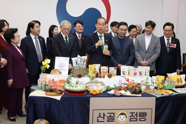 한덕수(가운데) 국무총리가 21일 오전 정부서울청사에서 열린 국무회의에 앞서 정황근(앞줄 맨 오른쪽) 농림축산식품부 장관이 제공한 경남 하동군벤처농업협회 회원사 제품들을 국무위원들과 함께 시식하고 있다. 연합뉴스