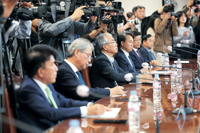 20일 서울 중구 명동1가 은행회관에서 김주현 금융위원장과 이복현 금융감독원장이 주재한 금융지주회장단 간담회에 참석한 인사들이 김 위원장의 발언을 경청하고 있다. 왼쪽부터 함영주 하나금융지주 회장, 임종룡 우리금융지주 회장, 이석준 NH농협금융지주 회장, 진옥동 신한금융지주 회장, 빈대인 BNK금융지주 회장, 김기홍 JB금융지주 회장.  연합뉴스