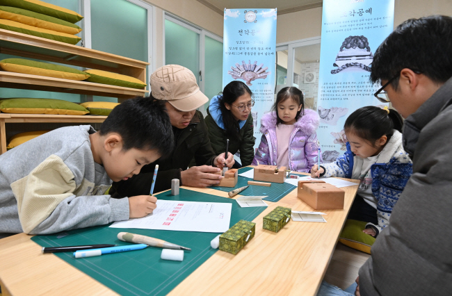 전남 해남군 명량로 ‘화신공예’에서 체험객들이 현지에서 난 연옥으로 옥도장을 만들고 있다.