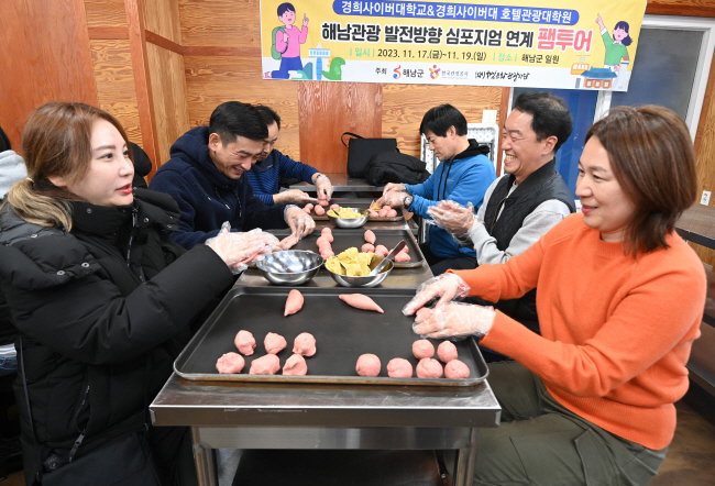 지난 18일 전남 해남군 고산로 ‘더 라이스’ 매장에서 체험객들이 현지에서 재배한 쌀과 고구마로 고구마빵을 만들고 있다.  김동훈 기자