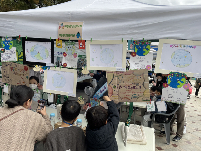 지난달 21일 열린 그린어스 전시회에 ‘지구를 지키는 방법’ 주제의 작품들이 전시돼 있다. 초록우산 제공