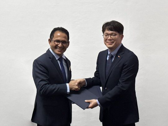 17일(현지시간) 프란시스코 다 코스타 몬테이로(사진 왼쪽) 동티모르 석유·광물자원부 장관과 김일영 SK E&S 업스트림본부장이 상호 협력 파트너십(Mutual Cooperation Partnership, MCP)을 체결하고 기념사진을 촬영하고 있다. SK E&S 제공