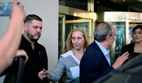 하비에르 밀레이 아르헨티나 대통령 당선인의 여동생인 카리나(가운데)가 20일(현지시간) 부에노스아이레스 라리베르타도르 호텔에 마련된 밀레이 선거 캠프(벙커)를 나서고 있다. AFP 연합뉴스