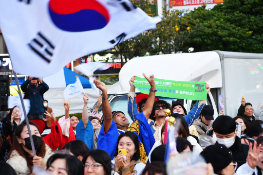 지난 21일 오후 부산 서면교차로 일대에서 2030세계박람회(엑스포) 부산 유치 응원전이 열려 시민들이 대거 몰렸다. 부산시 제공