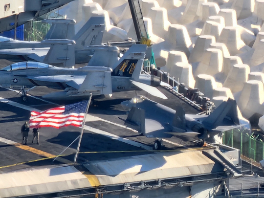 21일 부산 해군작전사령부 기항 중인 미 핵항모 칼빈슨호 갑판의 F-35C(맨 오른쪽).디펜스타임즈 제공
