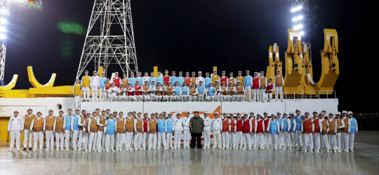 북한은 21일 오후 10시 42분 28분경 평안북도 철산군 서해위성발사장에서 신형위성운반로케트 ‘천리마-1’형에 정찰위성 ‘만리경-1’호를 탑재해 성공적으로 발사했다고 조선중앙TV가 22일 보도했다. 김정은 국무위원장이 현지에서 발사 상황을 참관하고 "국가항공우주기술총국과 연관기관의 간부들과 과학자, 기술자들을 열렬히 축하"해주었다고 전했다. 조선중앙TV 화면／연합뉴스