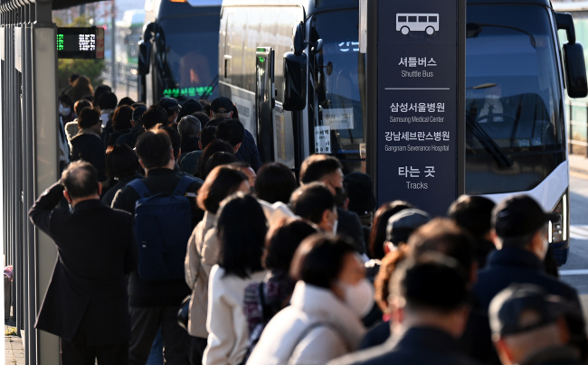 22일 오전 서울 강남구 SRT 수서역 앞 버스정류장에서 서울 대형병원 진료를 위해 상경한 지방 환자들이 병원 셔틀버스에 탑승하기 위해 길게 줄지어 서 있다. 박윤슬 기자