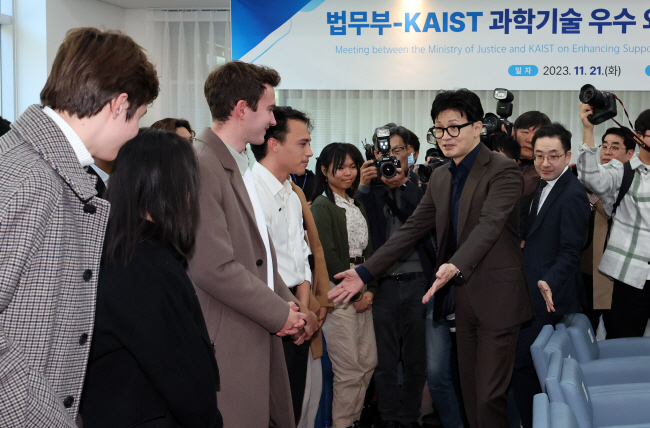 한동훈(오른쪽 두 번째) 법무부 장관이 21일 대전 유성구 카이스트에서 열린 외국인 과학기술 연구자와의 간담회에 앞서 인사를 하고 있다. 뉴시스
