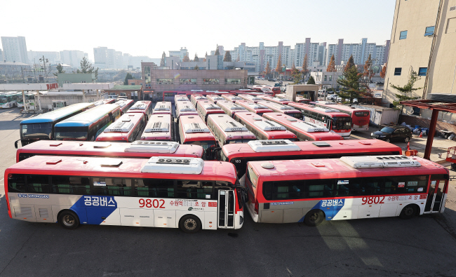 22일 민주노총 공공운수노조 경기지부 경진여객지회가 총파업에 돌입하면서 이날 오전 경기 수원시 권선구 경진여객 차고지에 버스가 멈춰 서 있다. 연합뉴스