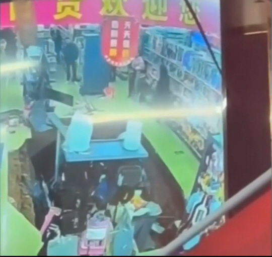 중국에서 개점 하루가 지난 마트의 바닥이 꺼지면서 큰 구멍이 생기는 사고가 발생했다. CCTV 캡쳐