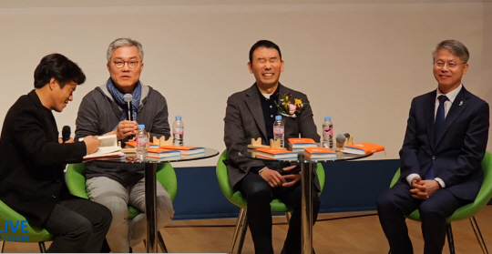 지난 19일 광주 북구 광주과학기술원에서 열린 민형배(오른쪽) 더불어민주당 의원 출판 기념회에서 최강욱(〃 세 번째) 전 민주당 의원이 &quot;동물농장에서도 암컷들이 나와서 설치고 이러는 건 잘 없다&quot;고 하자 김용민(〃 두 번째) 민주당 의원과 민 의원이 웃고 있다. 유튜브 나두잼 TV 캡처