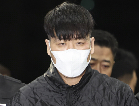 체포돼 압송되는 탈주범 김길수. 뉴시스