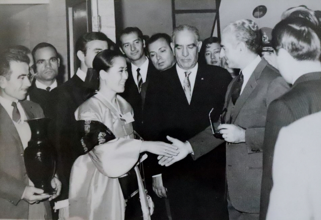 1969년 당시 팔레비 이란 국왕이 테헤란 국제박람회의 한국 자수 전시장을 찾아와 정영양 자수가에게 악수를 청하고 있다. 설원재단 제공