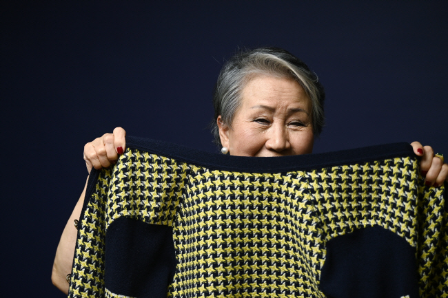 정영양 박사는 자수 예술가답게 독특한 포즈를 취해 달라는 사진기자의 요구에 흔쾌히 응하며, “하루하루 새로운 것을 만든다는 도전 의식으로 살아왔다”고 했다. 윤성호 기자